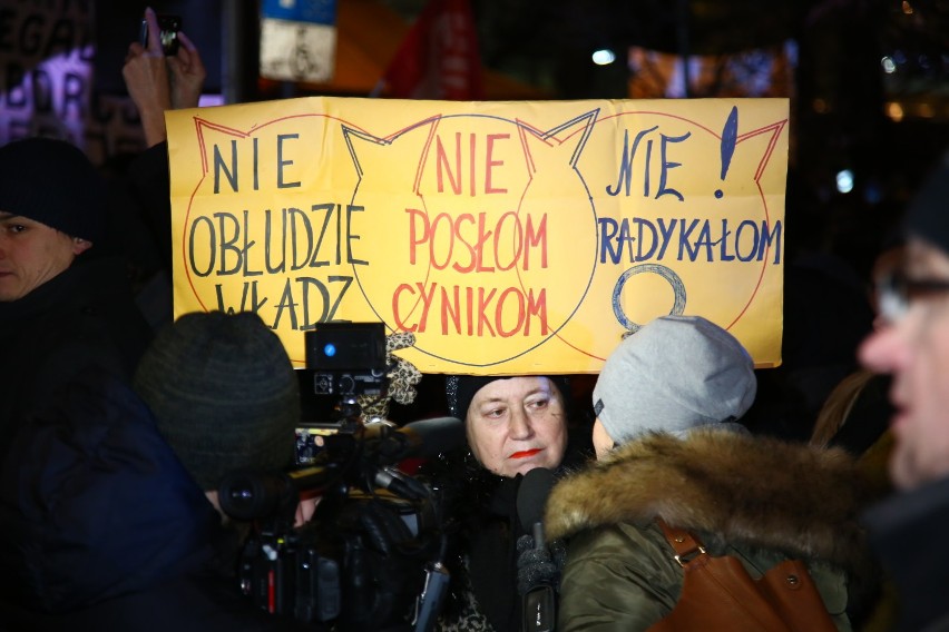 „Miarka się przebrała”. Kobiety ponownie protestowały przed Sejmem [ZDJĘCIA]