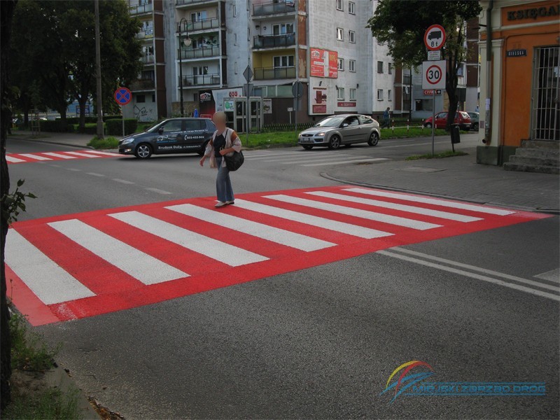 Niebezpieczne przejścia dla pieszych na biało-czerwono. Zarząd Dróg oznakował zebry [ZDJĘCIA]