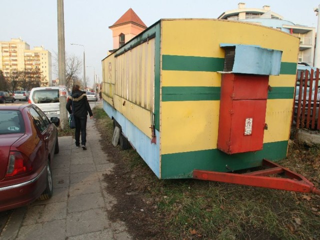 Tajemniczy barak od tygodnia stoi przy chodniku na rogu ulic Przecznica i Targowej.