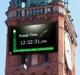 Gdańsk: pulsarowy zegar na Ratuszu obok analogowego