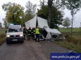Wypadek koło Olecka. Ciężarówka uderzyła w drzewo [zdjęcia]