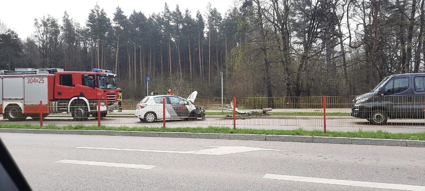 Wypadek firmy ochroniarskiej. Samochód uderzył w latarnię....