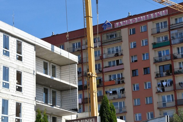 "Sandomierskie"– osiedle Kielc we wschodniej części miasta na obszarze ograniczonym ulicami: Leszczyńską, Poleską, Pomorską oraz aleją Solidarności. Nazwa osiedla ustalona w 1996 roku nawiązuje do jego głównej osi komunikacyjnej, ulicy Sandomierskiej przebiegającej przez południowe obrzeża osiedla. 

Bloki mieszkalne, które są administrowane przez Kielecką Spółdzielnię Mieszkaniową zostały oddane do eksploatacji w latach 1976-1977 (część wschodnia) i 1977-1978 (część zachodnia) oraz 1969-1970 (bloki położone między ulicami Sandomierską i Pomorską, należące wcześniej do osiedla Zagórska Północ. Razem daje to 23 bloki (w tym 9 budynków wysokich) pod zarządem KSM. Na omawianym obszarze znajduje się również 11 bloków administrowanych przez wspólnoty mieszkaniowe (w rejonie ulic Wielkopolskiej, Śląskiej, Romualda i Pomorskiej) oraz Domy Studenckie Uniwersytetu Jana Kochanowskiego, Szkoła Podstawowa numer 15 i Gimnazjum numer 6. Obecne osiedle “Sandomierskie” zajmuje powierzchnię 12,6 hektara, z czego około połowę (6,2 hektara) stanowią tereny zielone.  

Na zdjęciu widok na pierwszy od strony alei Solidarności wieżowiec i część budowy nowego domu w osiedlu Sandomierskie.

Zobaczcie poprzednie odcinki z cyklu tajemnice osiedli:

Odcinek 1 - Sady
Odcinek 2 - Szydłówek
Odcinek 3 - Uroczysko
Odcinek 4 - Pod Dalnią
Odcinek 5 - Słoneczne Wzgórze
Odcinek 6 - Osiedle Jagiellońskie
Odcinek 7 - Osiedle Czarnów
Odcinek 8 - Czarnów "medyczny"
Odcinek 9 - Osiedle Sieje


>>> ZOBACZ WIĘCEJ NA KOLEJNYCH ZDJĘCIACH 