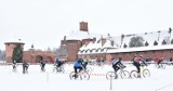 Kolarze ścigali się przy zamku w Malborku. Cyclocross Wałami von Plauena w zimowej scenerii