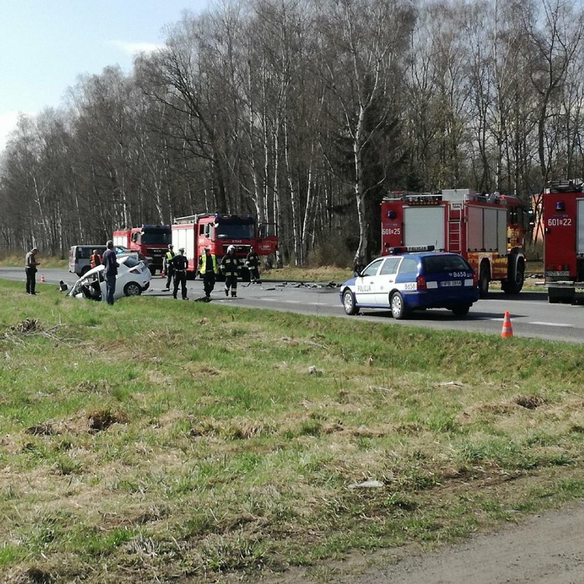 Tragiczny wypadek na DW 352. Zderzyły się trzy samochody. Jedna osoba zamarła [FOTO, WIDEO]