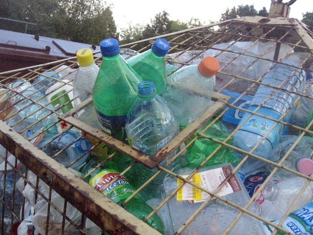 Ustawa śmieciowa we Wrześni. Plastikowe butelki zalewają osiedla.