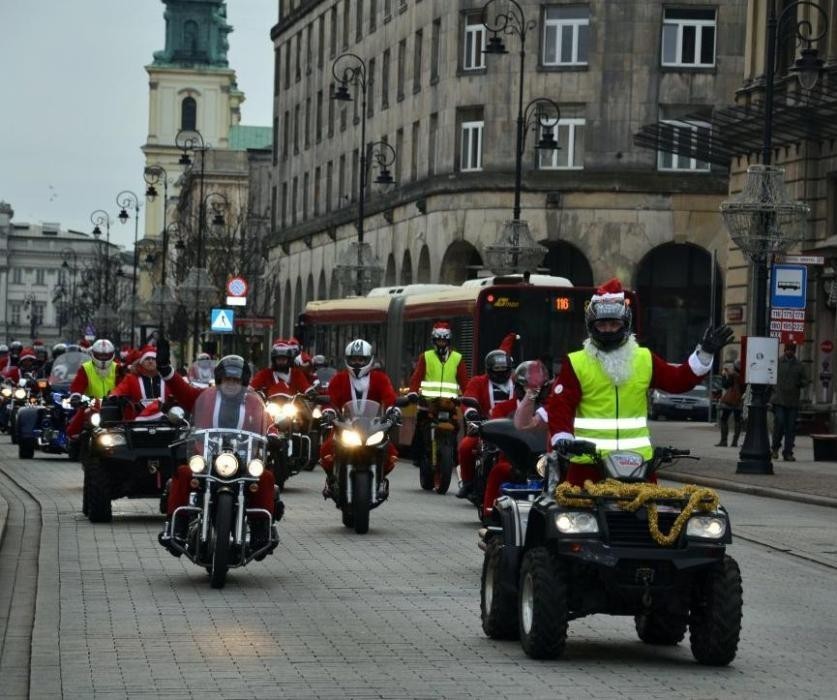 Ponad 200 Mikołajów na motocyklach przejechało ulicami Warszawy (ZDJĘCIA)