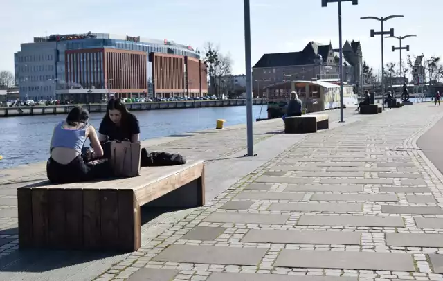 Od kilku lat szczecińskie bulwary są wyjątkowa atrakcją dla mieszkańców, turystów oraz żeglarzy. Nie ma lepszego miejsca od rozpoczęcia wycieczki po mieście. To tam można zacumować swoją łódkę i wybrać się na spacer po Szczecinie, a przy okazji obejrzeć ciekawe eksponaty znajdujące się w Alei Żeglarzy. 

Bulwary są tym bardziej atrakcyjne, dzięki unoszącemu się wokół zapachowi kakao i czekolady. Tej nietypowej miejskiej aromaterapii doświadczyć można najintensywniej właśnie na bulwarach. To dzięki niej ludzie spacerujący brzegiem Odry są zawsze uśmiechnięci i zadowoleni.