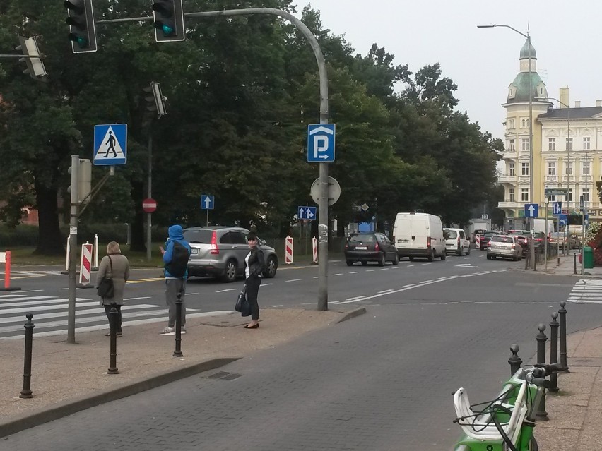 Tramwaje nie jeżdżą przez Krzywoustego. Duże utrudnienia w centrum [WIDEO]