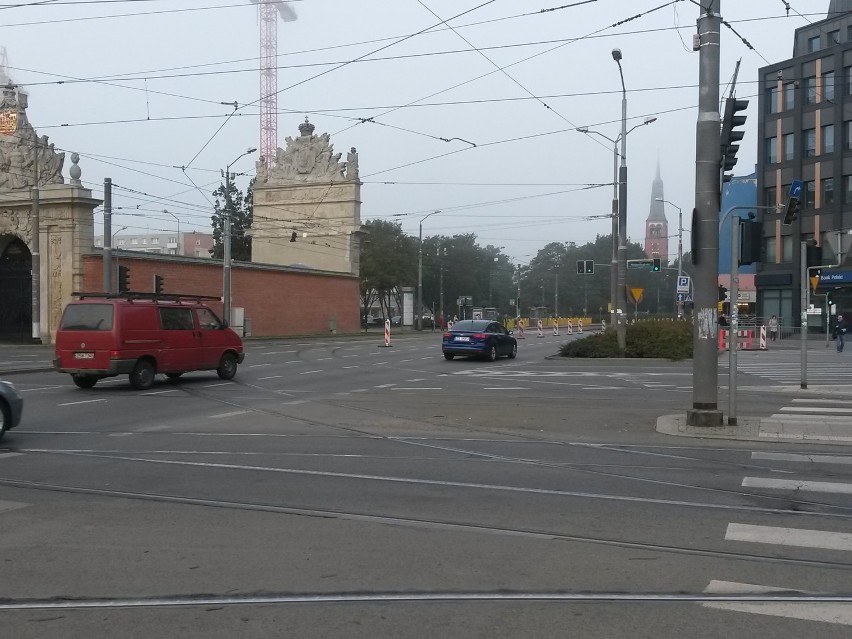 Tramwaje nie jeżdżą przez Krzywoustego. Duże utrudnienia w centrum [WIDEO]