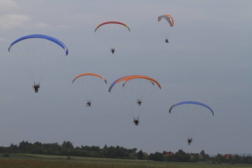 Znacznie tańszy niż lota balonem jest przelot paralotnią w...