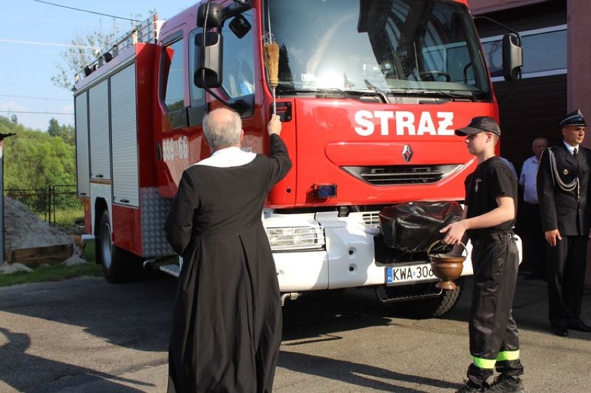 Druhowie z Zebrzydowic dostali wóz strażacki. Nie jest nowy, ale się przyda [Zdjęcia]