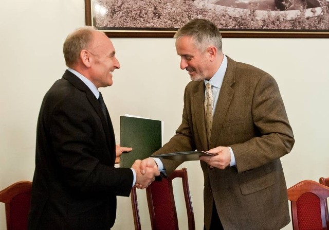 Czesław Lang, dyrektor Tour de Pologne i Roman Szełemej, prezydent Wałbrzycha po podpisaniu porozumienia