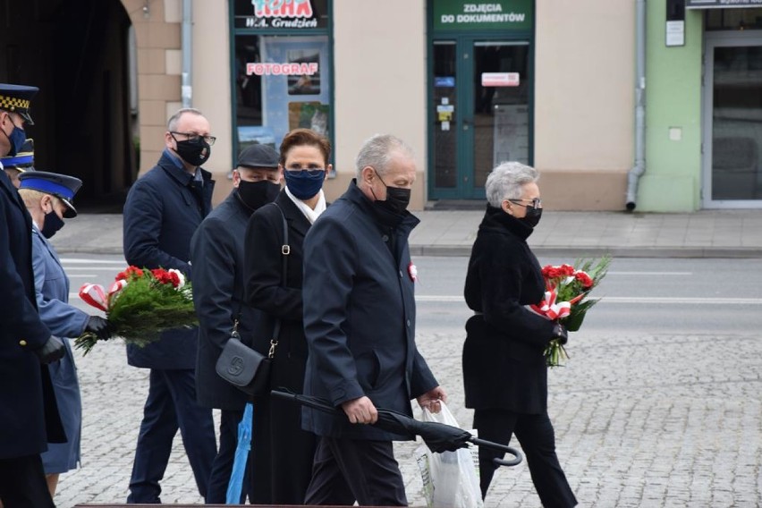 3 Maja w Zduńskiej Woli. Uroczystość przed pomnikiem...