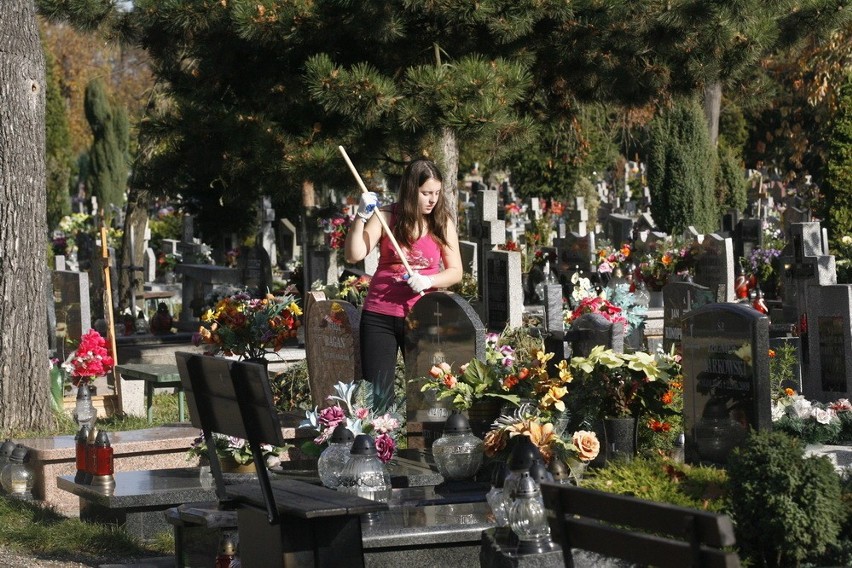 Uczniowie sprzątają cmentarz w Legnicy (ZDJĘCIA)