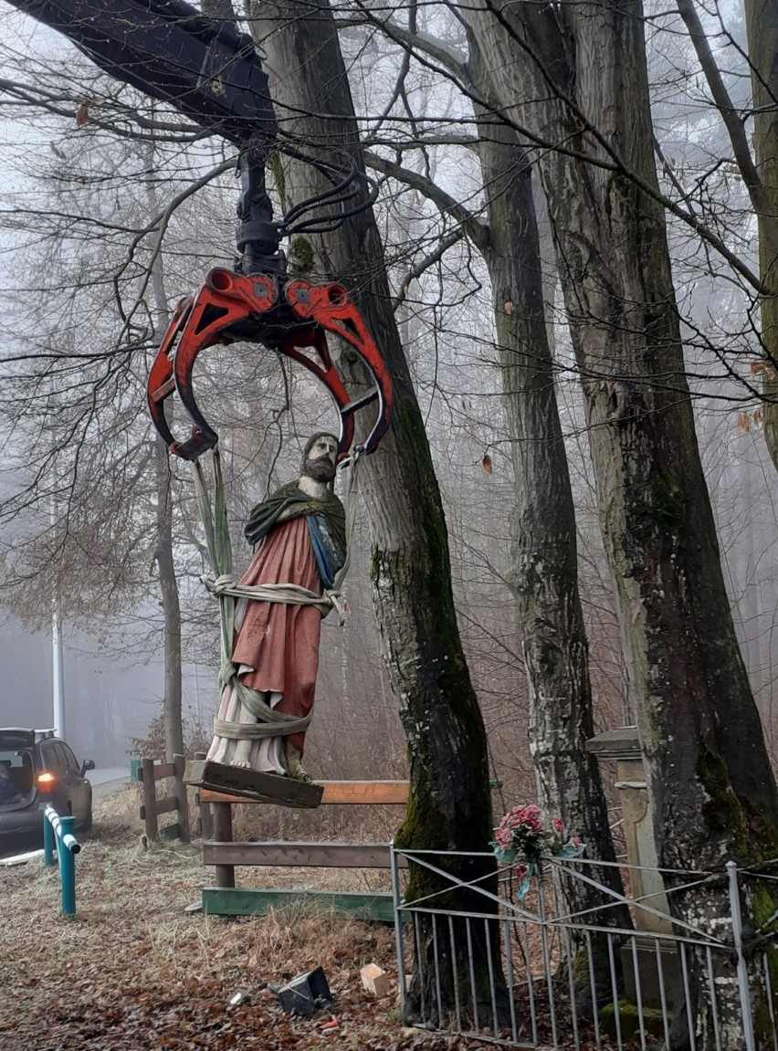 XIX wieczna figura "Chrystusa bez ręki" z kapliczki w lesie "Dębina" przejdzie renowację [ZDJĘCIA]