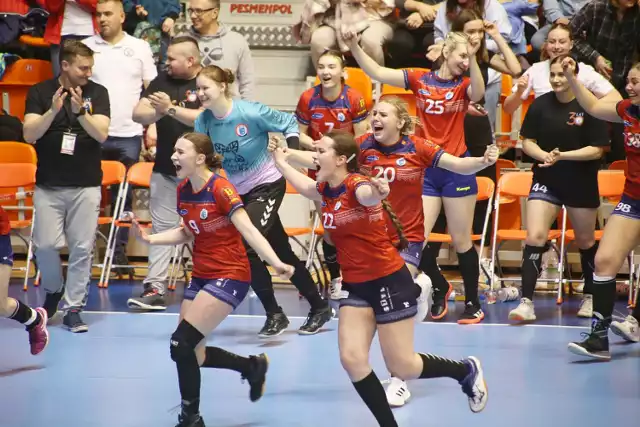 Juniorki MTS Kwidzyn pokonały Arkę Gdynia w półfinale mistrzostw Polski juniorek w piłce ręcznej. Kwidzynianki powalczą teraz o złoto z Varsovią Warszawa