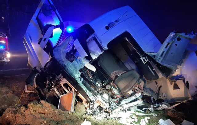 Na trasie między Słubicami a Kowalewem czołowo zderzyły się dwie ciężarówki. ZOBACZ WIĘCEJ >>>