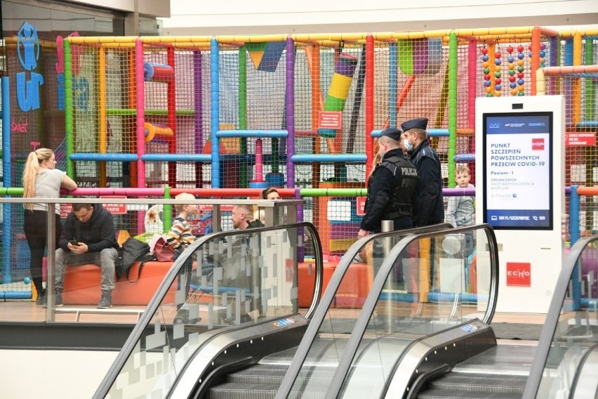 Policjanci kontrolują czy klienci galerii handlowych w Kielcach noszą maseczki [ZDJĘCIA]
