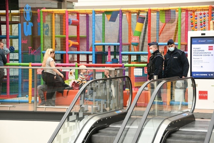 Policjanci kontrolują czy klienci galerii handlowych w Kielcach noszą maseczki [ZDJĘCIA]