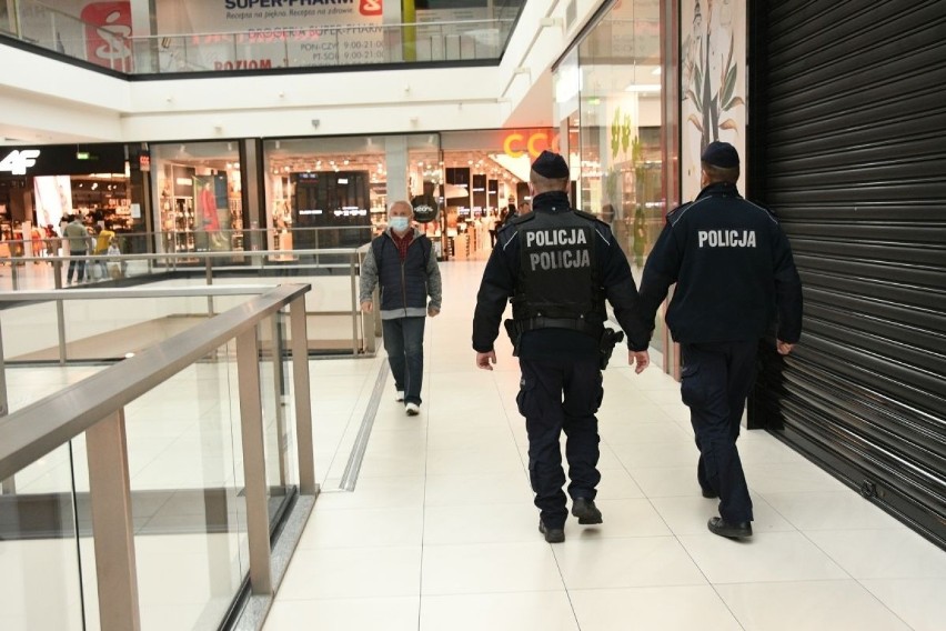 Policjanci kontrolują czy klienci galerii handlowych w Kielcach noszą maseczki [ZDJĘCIA]