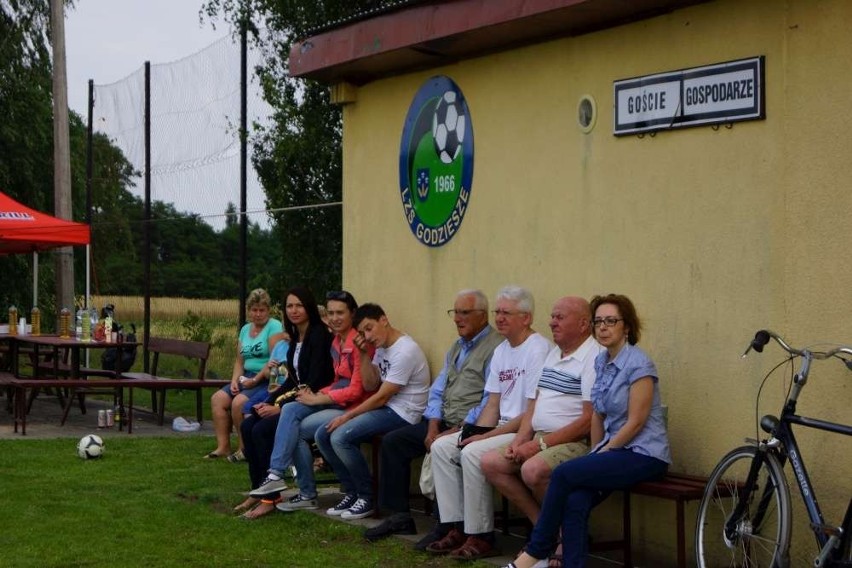 LZS Godziesze zorganizował pokoleniowy turniej piłki nożnej. ZDJĘCIA