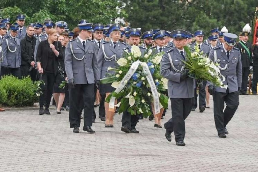 Pogrzeb komendanta Krzysztofa Skowrona w Knurowie. Tłumy pożegnały komendanta policji z Mikołowa