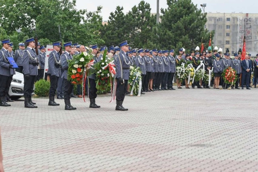 Pogrzeb komendanta Krzysztofa Skowrona w Knurowie. Tłumy pożegnały komendanta policji z Mikołowa