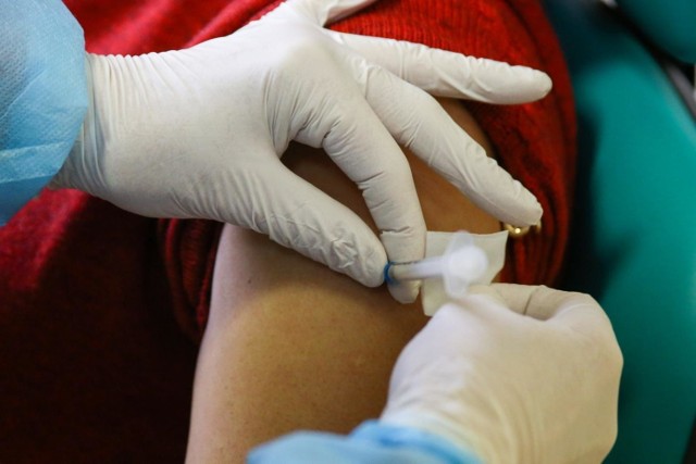 W Krakowie trwają szczepienia przeciwko koronawirusowi. W jednym z DPS-ów zaszczepiono cztery osoby poza kolejnością