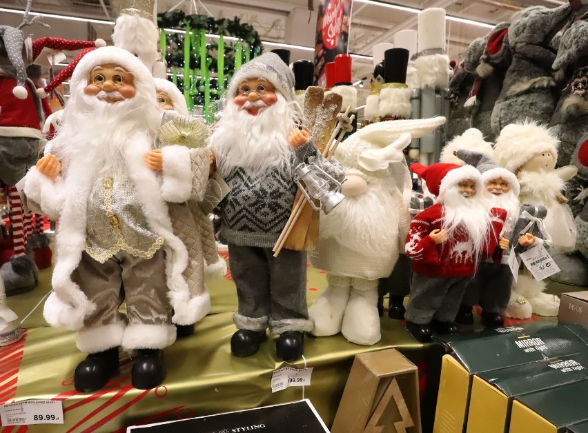 W centrum handlowym E.Leclerc w Radomiu są sztuczne choinki oraz świąteczne dekoracje i ozdoby. Zobacz zdjęcia