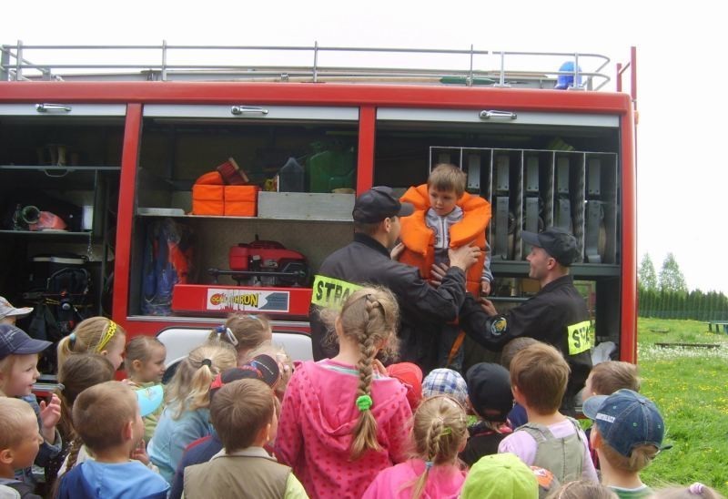 Korzeniewo: Dzieci z przedszkola gościły strażaków z OSP Pastwa