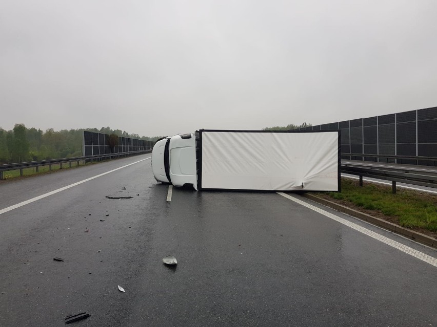 Brzesko. Kierowca porsche wyprzedzał na śliskiej nawierzchni i doprowadził do zderzenia, został ukarany [ZDJĘCIA]