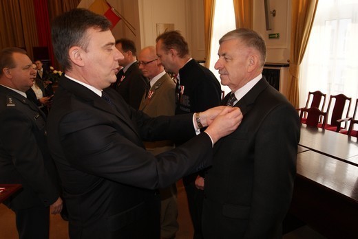 Kutnowscy samorządowycy oraz strażacy z medalami od Ministra Obrony Narodowej