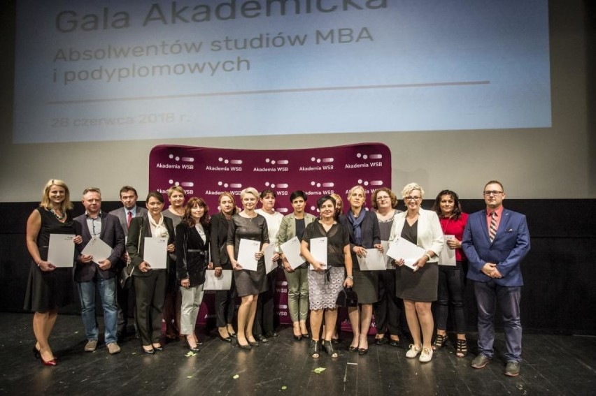 Gala w PKZ: studenci studiów podyplomowych Akademii WSB odebrali dyplomy [ZDJĘCIA]