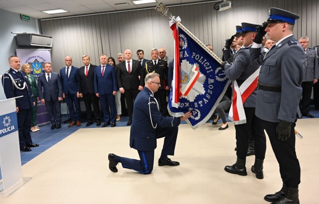 Podinspektor Dariusz Kuroś wita się ze sztandarem Komendy Powiatowej Policji w Staszowie.