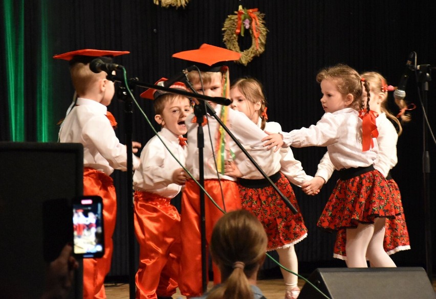 Przedszkolaki z Malborka śpiewały piosenki ludowe. Odbył się I Festiwal Piosenki Przedszkolaka "Przepióreczka"