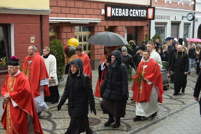 Diecezjalny Dzień Młodych 2024. Wielkie święto młodzieży w Kościerzynie. Procesja przeszła ulicami miasta