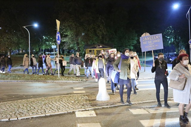 Protestujący ponownie spacerowali wokół Ronda Solidarności. Wypisano także Kwidzyńskie Postulaty