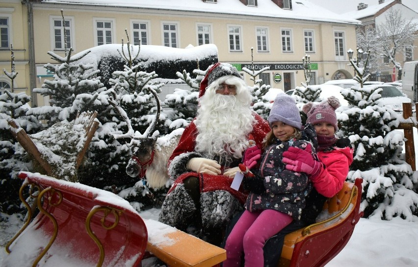 Na Rynku w Oświęcimiu święty Mikołaj spotkał się z dziećmi i...