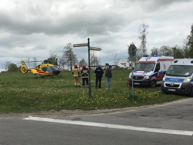 11 maja 2019 r. 1,8-letnie dziecko wypadło z okna mieszkania na czwartym piętrze w Pucku z jednego z bloków na ulicy Wojska Polskiego.

Na miejscu zdarzenia były załogi karetek, policja, straż pożarna oraz załoga LPR.

- Na tę chwilę jego stan jest bardzo ciężki - mówiła podkomisarz Monika Bradtke, naczelnik Wydziału Prewencji KPP Puck. - Chłopczyk został przetransportowany śmigłowcem Lotniczego Pogotowia Ratunkowego do szpitala w Gdańsku. Razem z nim pojechała też mama.

Gdy doszło do zdarzenia rodzice dziecka przebywali w domu i byli trzeźwi - ustalili policjanci z Pucka. Okazało się, że łóżeczko niespełna dwuletniego chłopczyka stało przy oknie. 

- Dziecko, rzekomo, samo miało je otworzyć - mówiłą rzecznik komendanta powiatowego policji w Pucku.

Policjanci sklasyfikowali to zdarzenie w Pucku jako nieszczęśliwy wypadek.

Sprawa, choć odbiła się szerokim echem w ogólnopolskich mediach, to skończyła się szczęśliwie, gdyż maluszek wyzdrowiał i wrócił do domu.

www.puck.naszemiasto.pl/tragiczne-zdarzenie-w-pucku-z-okna-budynku-na-ul-wojska/ar/c16-5117517