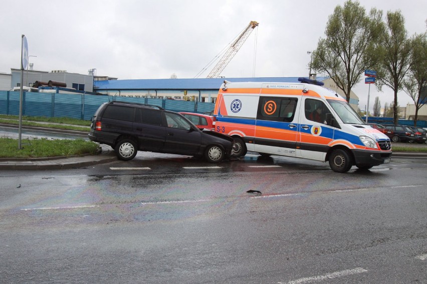 Wypadek na Waltera Janke w Łodzi. Kierowca trafił do szpitala [ZDJĘCIA]
