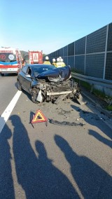 Wypadek na autostradzie A4 koło Bochni, samochód osobowy wjechał w bariery. Jedna osoba trafiła do szpitala. Zdjęcia