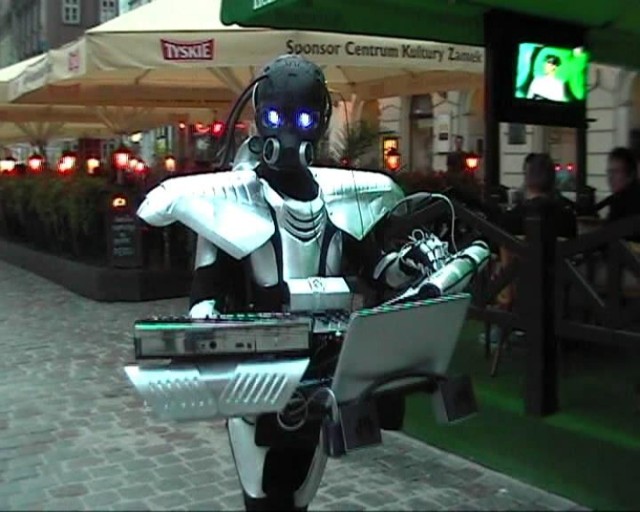 Karaluchy rządzące radiem, człowiek-robot grający elektroniczną ...