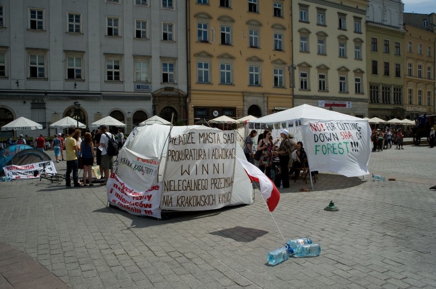 W namiotach protestują na Rynku Głównym