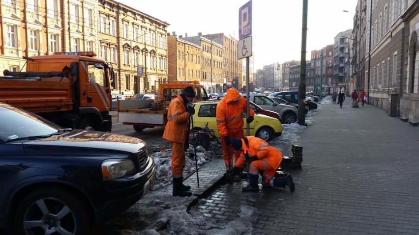 Usuwanie krawężnika przy ulicy Warszawskiej 45