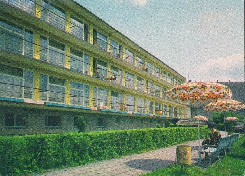 Na pocztówce z 1986 roku Halny tętni życiem. Na balkonach...