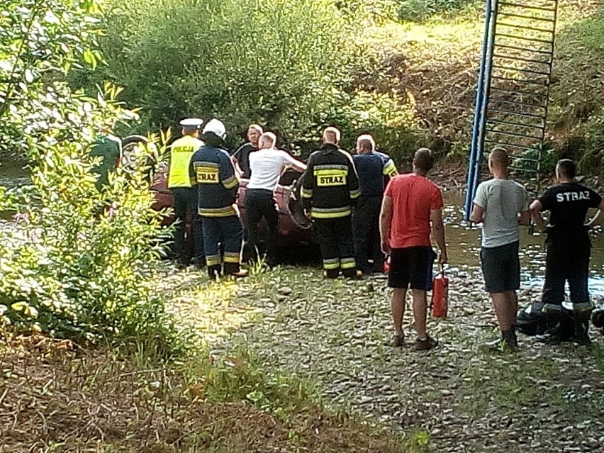  Wypadek na drodze wojewódzkiej w Sękowej. Samochód osobowy przełamał bariery na moście i wpadł do rzeki. 