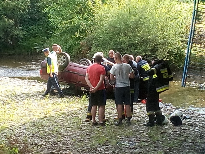  Wypadek na drodze wojewódzkiej w Sękowej. Samochód osobowy przełamał bariery na moście i wpadł do rzeki. 
