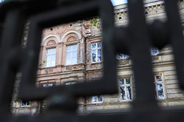 Żarskie zabytki, które proszą o remont. Willa przy placu Inwalidów. Kilka lat temu prywatny właściciel wymienił w niej okna, ale pracę stanęły w miejscu.