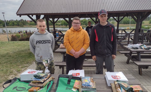 Czwarte Powiatowe Zawody Wędkarskie szkół ponadpodstawowych w Śremie za nami. Na zwycięzcę czekał puchar!